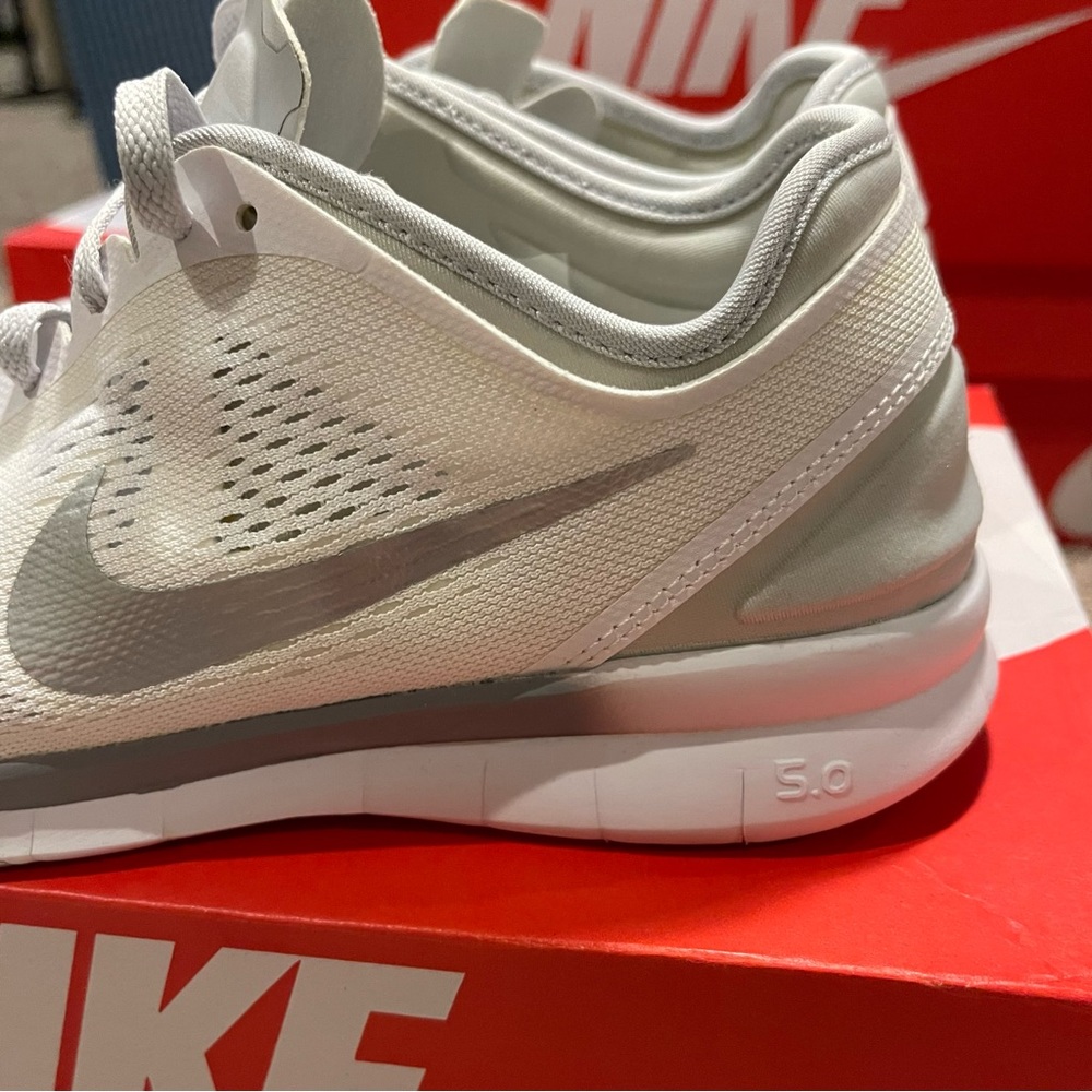 EUC Nike Free 5.0 TR Fit 5 Women’s White/Metallic Training Shoe - Picture 6 of 16